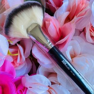 Fan make up brush